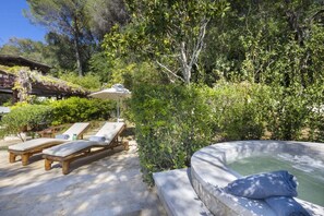 Outdoor spa tub