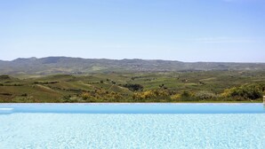 A pool with a clear view of rolling hills and a distant town. - Chirchiaro - Four Bedroom Villa, Sleeps 8 (Salemi)