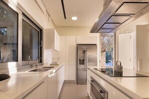 Micro-ondes, four, plaque de cuisson, lave-vaisselle