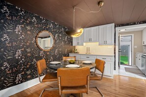 House, 2 Queen Beds, Kitchen, Garden View (308 Garfield Street) | Dining