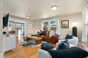 House, 2 Queen Beds, Kitchen, Garden View (308 Garfield Street) | Living area