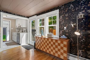 House, 2 Queen Beds, Kitchen, Garden View (308 Garfield Street) | Interior