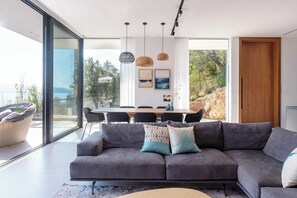 Smart TV y chimenea 