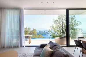 Smart TV y chimenea 