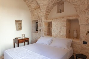 5 bedrooms, iron/ironing board, WiFi, bed sheets