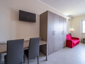Interior - Apartment 'Monolocale Petraroli Esterno' with Shared Garden, Balcony and Air Conditioning (Porto Cesareo)