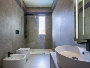 Regadera, secadora de cabello, toallas, papel de baño 