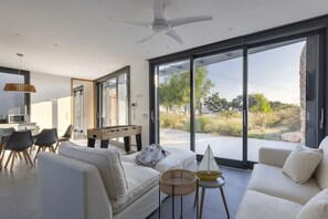 Smart-TV, Tischfußball, Drucker