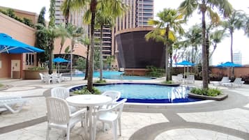 Indoor pool, 3 outdoor pools