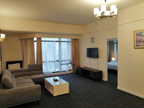 Suite familiar, 2 habitaciones, vista a la ciudad | Área de sala de estar | Televisión LCD y chimenea 