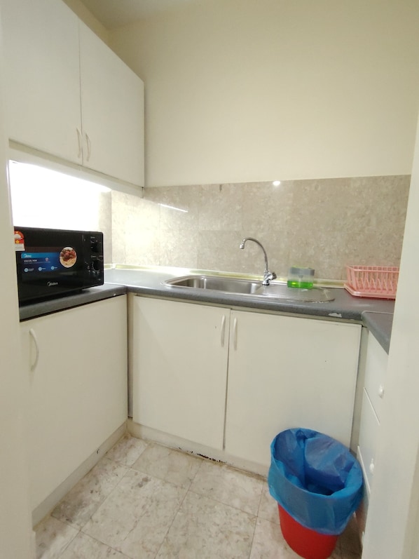 SuĂte luxo | Cozinha americana privada | Frigobar, micro-ondas, lava-louças, mesas de jantar