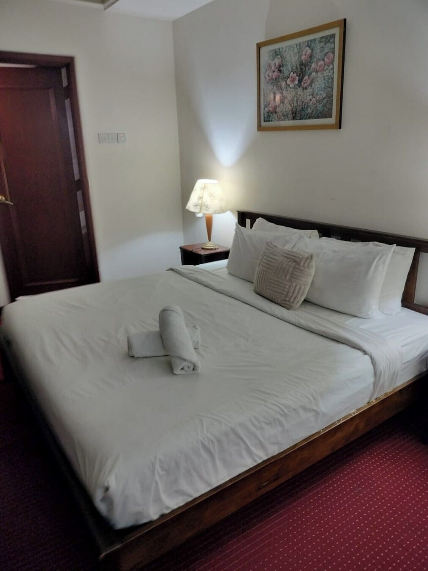 Estudio clásico, vista a la ciudad | Ropa de cama de alta calidad y camas con efecto memoria 