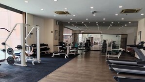 Ein Fitnessstudio mit Cardiogeräten, Krafttrainingsgeräten und verschiedenen Trainingsmaschinen.