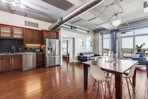 Wonderful, urban 2-bedroom loft with chef style kitchen in vibrant Dallas