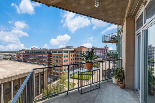 Wonderful, urban 2-bedroom loft with chef style kitchen in vibrant Dallas
