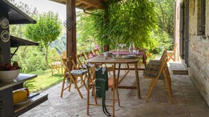 تناول الطعام بالخارج