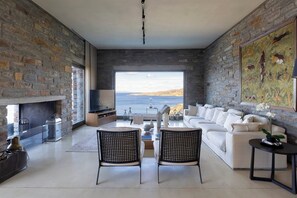 Una Smart TV, una mesa de tenis de mesa