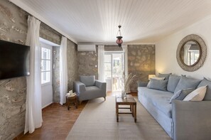 Smart TV, fireplace