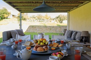 Outdoor dining - Donnafucale - Five Bedroom Villa, Sleeps 10 (Noto)