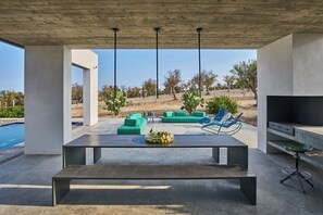 تناول الطعام بالخارج