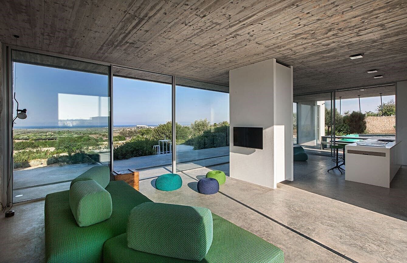 Télévision, cheminée, table de tennis de table