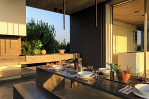 تناول الطعام بالخارج