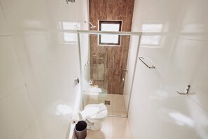 Shower, towels, soap, shampoo - Sttudio One (Araxá)