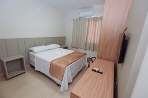 Standaard kamer, 1 twee- of 2 eenpersoonsbedden, airconditioning | Een laptopwerkplek, gratis wifi, beddengoed