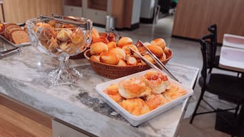 TĂ€gliches inbegriffenes FrĂŒhstĂŒcksbuffet