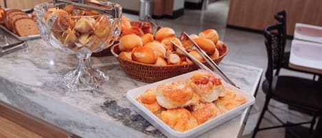 Café da manhã com buffet grátis todos os dias