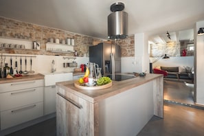Kühlschrank, Ofen, Geschirrspüler, Wasserkocher mit Kaffee-/Teezubehör