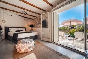 Tabla de planchar con plancha, wifi y ropa de cama