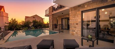 Utendørsbasseng og et oppvarmet basseng