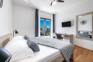 4 Schlafzimmer, Zimmersafe, Schreibtisch, Bügeleisen/Bügelbrett