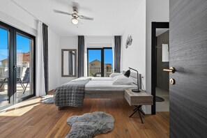 4 bedrooms, in-room safe, desk, iron/ironing board