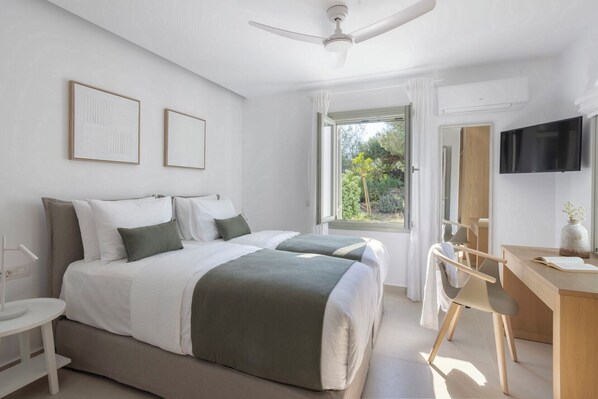 5 bedrooms, iron/ironing board, WiFi, bed sheets