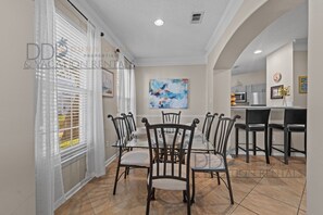 Dining - 1701V Short walk to the beach (Gulfport)