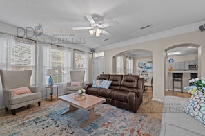 Living area - 1701V Short walk to the beach (Gulfport)