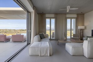 Smart TV, table tennis