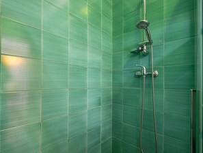 Shower, hair dryer, towels - Apartment 'Monolocale Petraroli Int  Dx' with Shared Garden and Air Conditioning (Porto Cesareo)