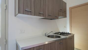 Kühlschrank, Herdplatte, Kochgeschirr/Geschirr/Besteck