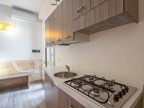 Kühlschrank, Herdplatte, Kochgeschirr/Geschirr/Besteck