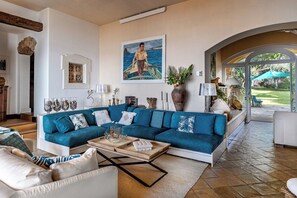 Televisión, chimenea, reproductor de DVD y tenis de mesa