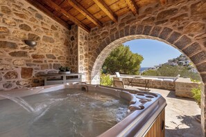 Outdoor spa tub