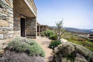 Property grounds - Enyalos - Five Bedroom Villa, Sleeps 10 (Thira)