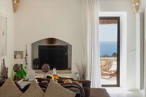Smart TV, fireplace - Il Tomaro - Two Bedroom Villa, Sleeps 4 (Torre Vado)