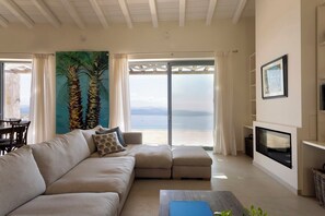 Smart-TV, Kamin, Tischtennisplatte