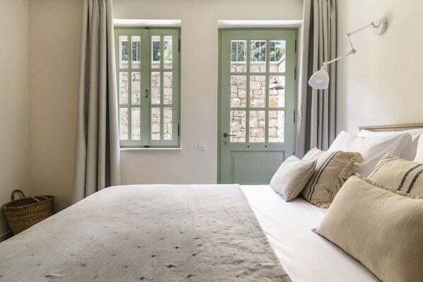6 bedrooms, iron/ironing board, WiFi, bed sheets