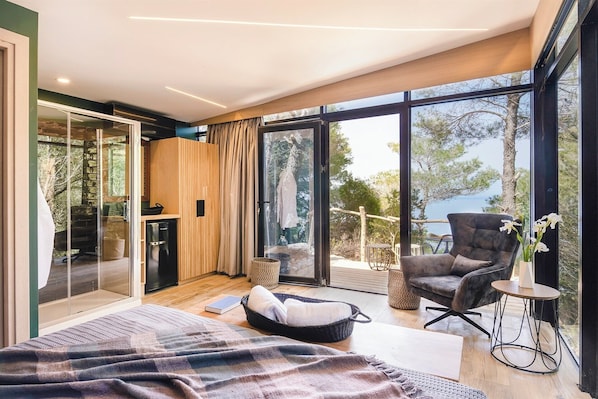 8 bedrooms, iron/ironing board, WiFi, bed sheets