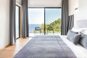 8 bedrooms, iron/ironing board, WiFi, bed sheets